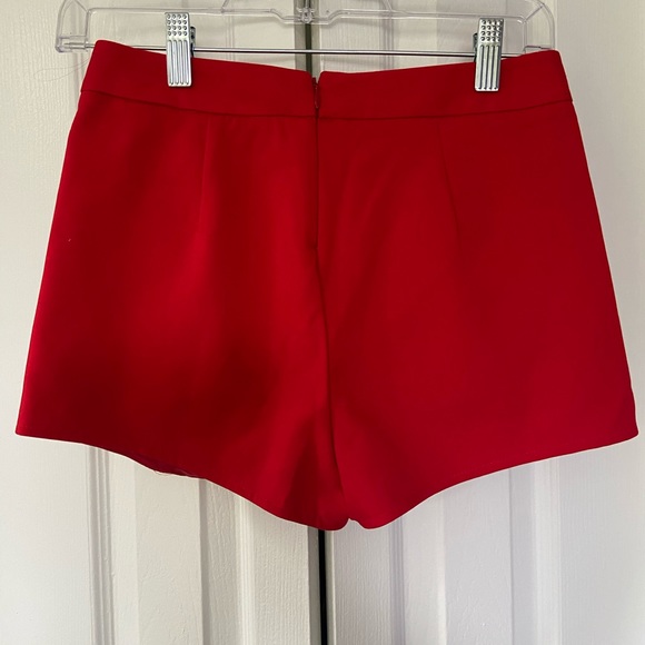 Express red skort! Asymmetrical cut in the front! - Picture 3 of 3